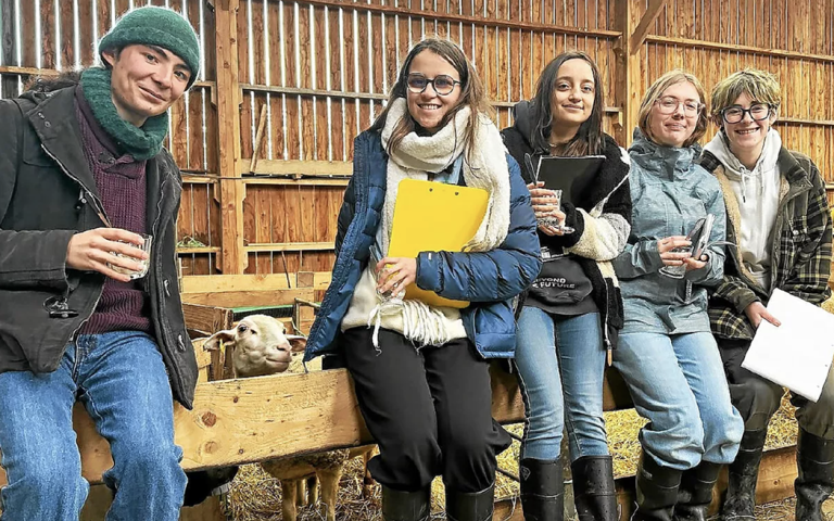 Lire la suite à propos de l’article À Plufur, la bergerie du Dour Elego partage sa passion avec les lycéens de Kernilien